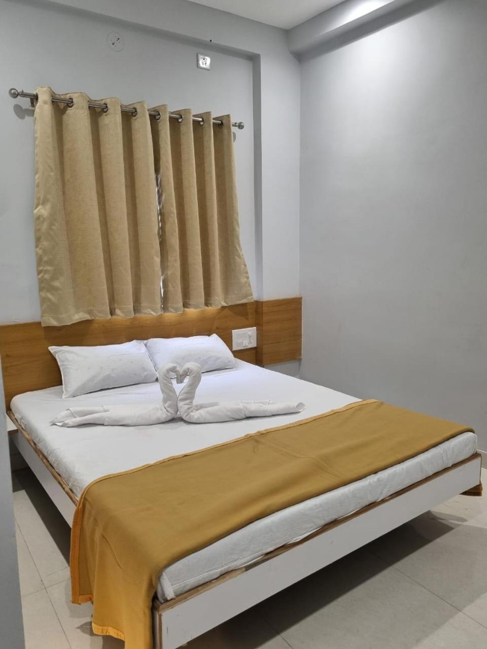 Vivanta Inn Lodge, Солапур Екстериор снимка