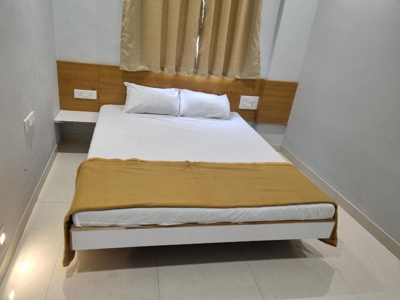 Vivanta Inn Lodge, Солапур Екстериор снимка