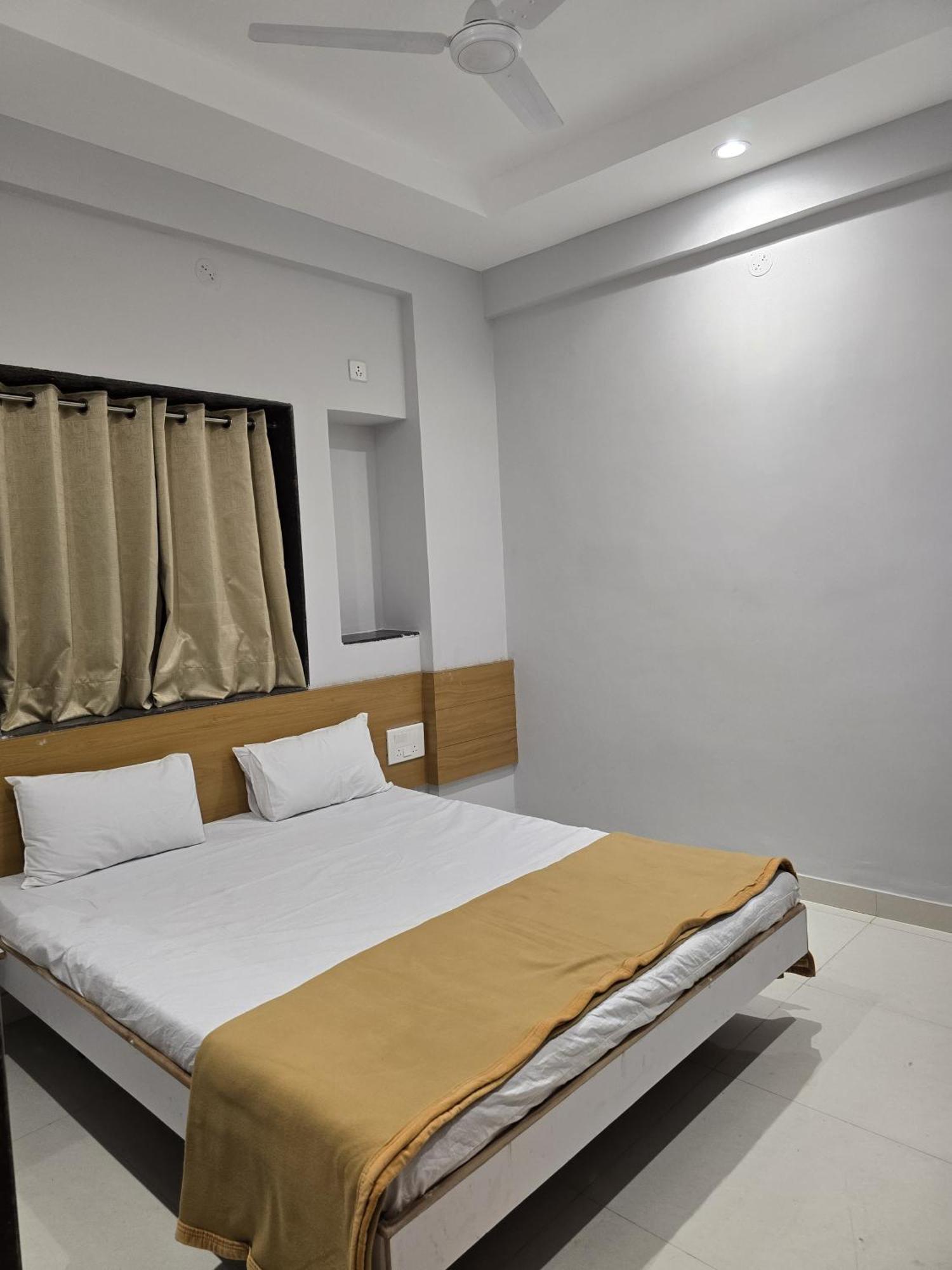 Vivanta Inn Lodge, Солапур Екстериор снимка