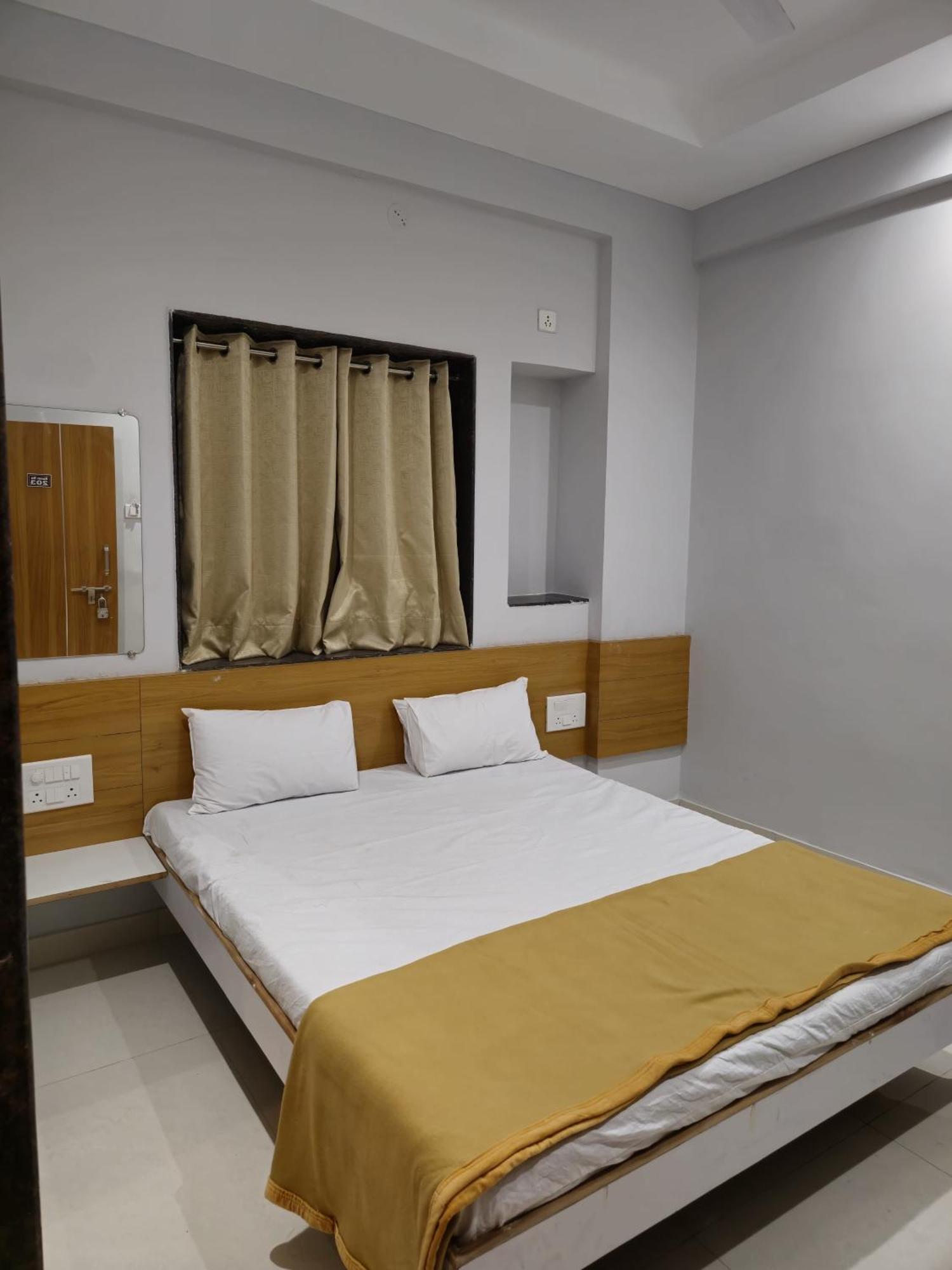 Vivanta Inn Lodge, Солапур Екстериор снимка