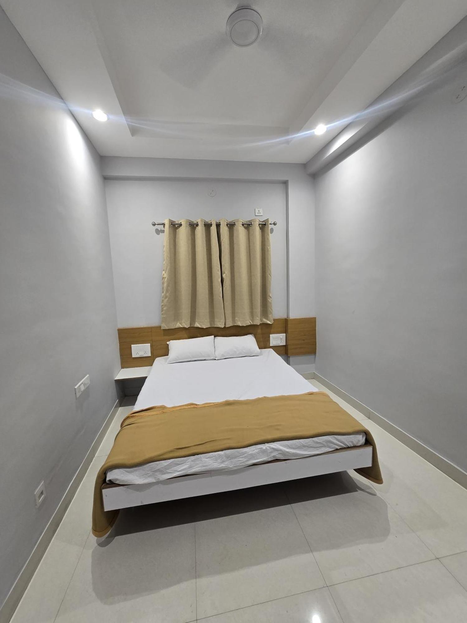 Vivanta Inn Lodge, Солапур Екстериор снимка