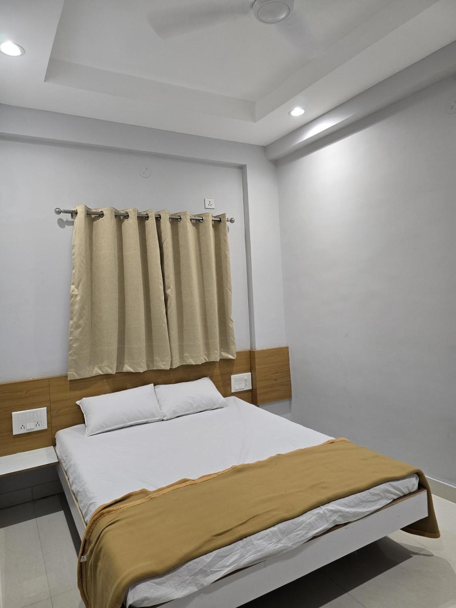 Vivanta Inn Lodge, Солапур Екстериор снимка