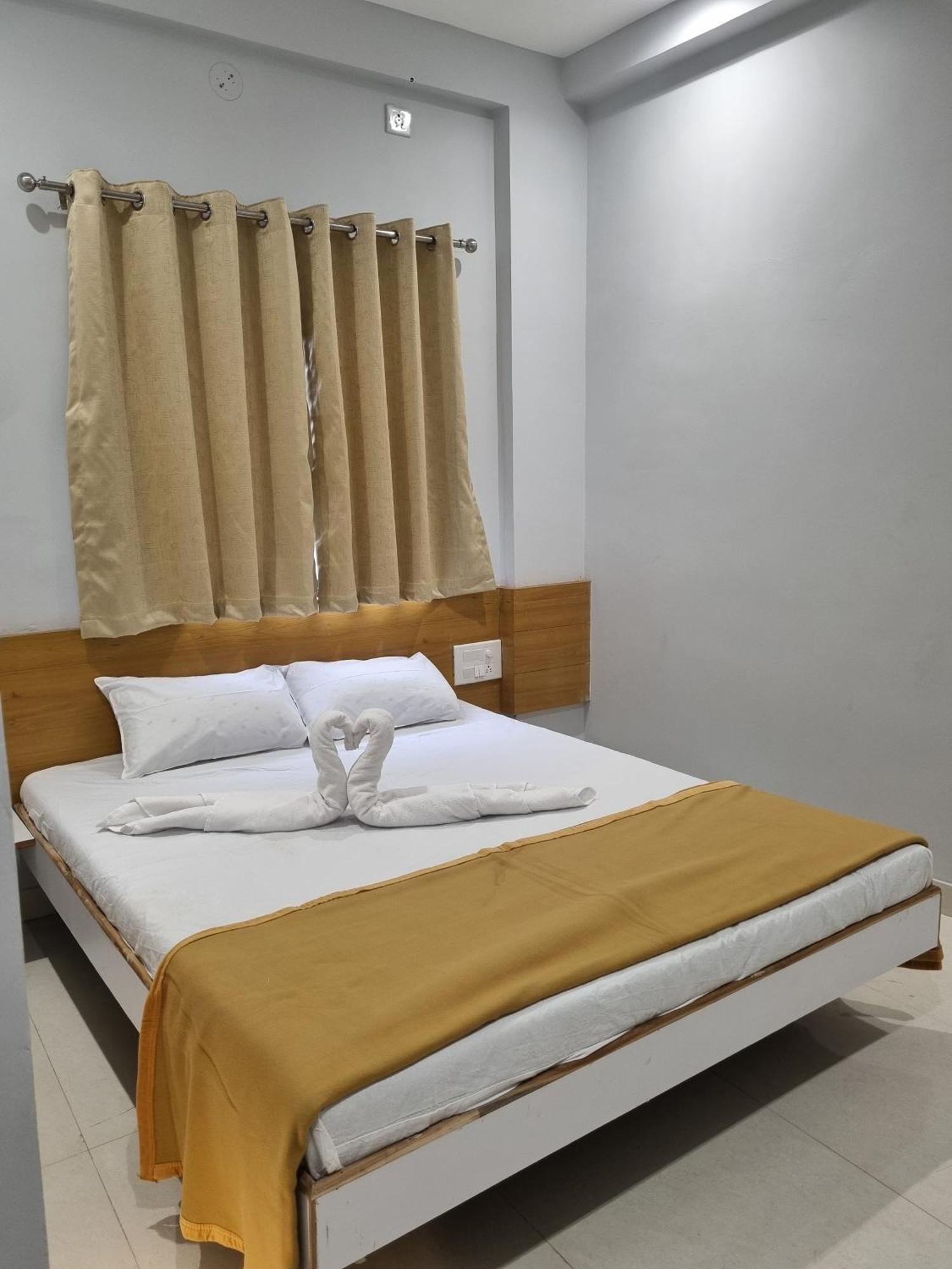 Vivanta Inn Lodge, Солапур Екстериор снимка